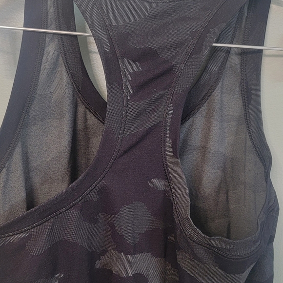 Athleta Racerback Camo Activewear Workout Womens Tank Size Medium - Picture 3 of 6